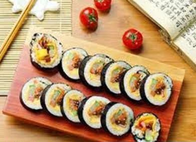 Sushi cuộn với rau tía